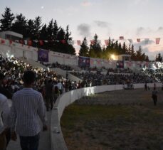 Adana'da sağlık çalışanlarına vefa konserinde, İlkay Akkaya sahne aldı