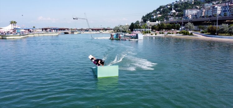 Adrenalin tutkunları Samsun sahillerinde kablolu su kayağıyla eğleniyor