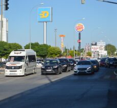 Afyonkarahisar'da bayram tatili nedeniyle kısmi araç yoğunluğu oluştu