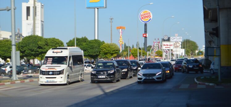 Afyonkarahisar'da bayram tatili nedeniyle kısmi araç yoğunluğu oluştu