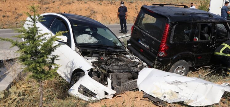 Afyonkarahisar'da cip ile otomobil çarpıştı: 1 ölü, 2 yaralı