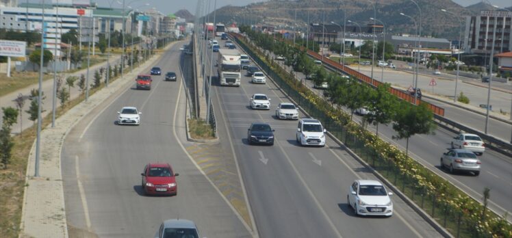 Afyonkarahisar'da Kurban Bayramı tatili dönüşü sonrası başlayan trafik yoğunluğu sürüyor