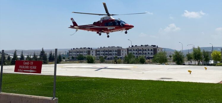 Afyonkarahisar'da üzerine sıcak su dökülen bebek, ambulans helikopterle Eskişehir'e sevk edildi