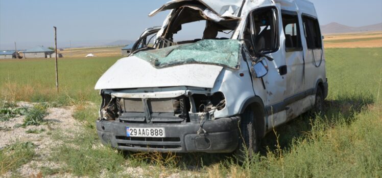 Ağrı'da minibüs devrildi: 3 ölü, 14 yaralı