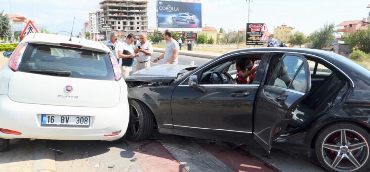 Aksaray'da iki otomobil çarpıştı: 6 yaralı