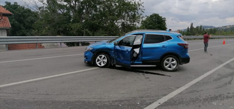 Amasya'da  iki otomobil çarpıştı: 3 yaralı