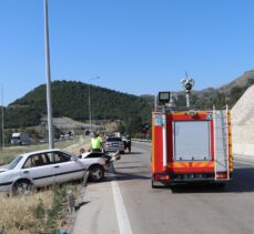 Amasya'da yol kenarındaki bariyere saplanan otomobilin sürücüsü öldü