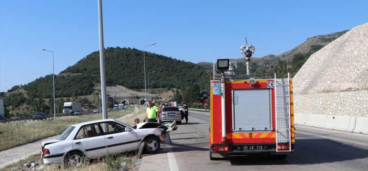 Amasya'da yol kenarındaki bariyere saplanan otomobilin sürücüsü öldü