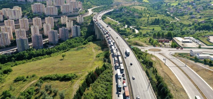 Anadolu Otoyolu'nda 4 kişinin yaralandığı trafik kazası ulaşımı aksattı