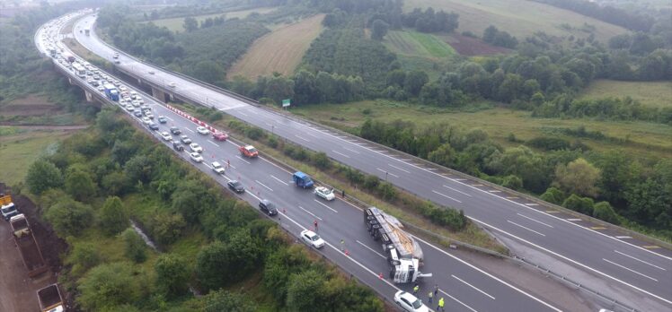 Anadolu Otoyolu'nda otomobille çarpışan tır devrildi: 1 yaralı