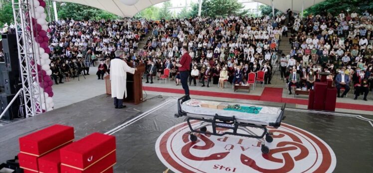 Ankara Üniversitesi Tıp Fakültesi yeni mezunlarını verdi