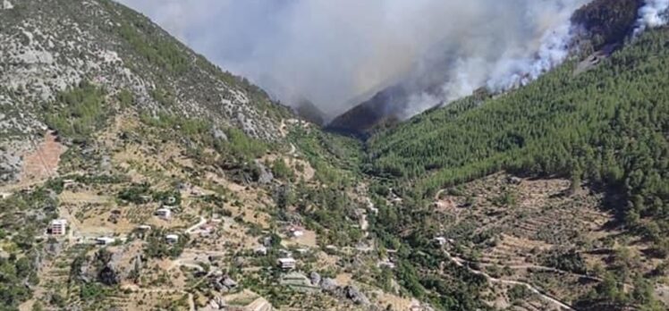 Antalya Gündoğmuş'taki orman yangınında bir mahalle tahliye edildi, 33 kişi yurda yerleştirildi