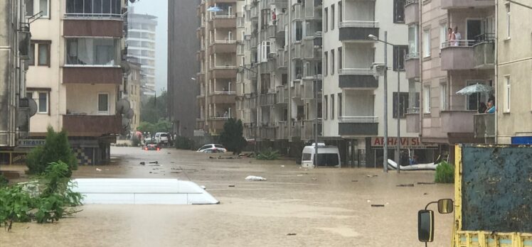 Artvin'de derenin taşması sonucu bazı ev ve iş yerlerini su bastı