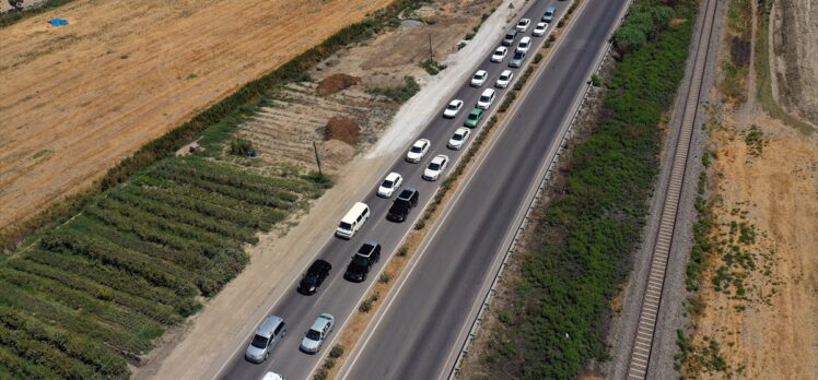 Aydın'da tatilciler trafikte yoğunluk oluşturuyor