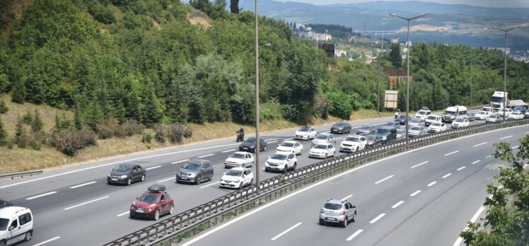 Bayram tatilinin son gününde yollarda yoğunluk oluştu