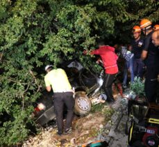 Bolu'da ağaca çarpan otomobilde sıkışan sürücü itfaiye ekibince kurtarıldı