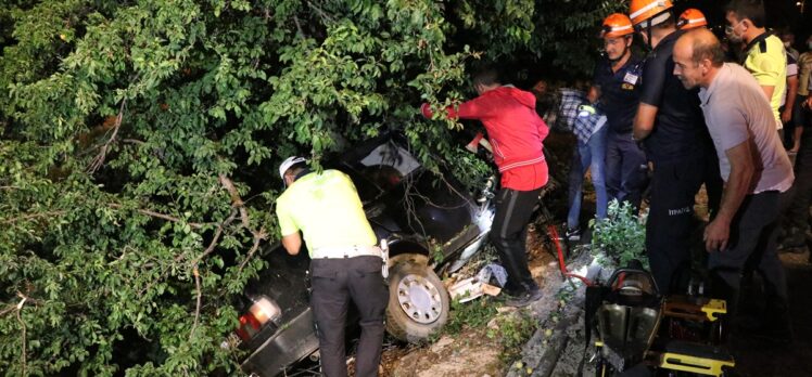 Bolu'da ağaca çarpan otomobilde sıkışan sürücü itfaiye ekibince kurtarıldı