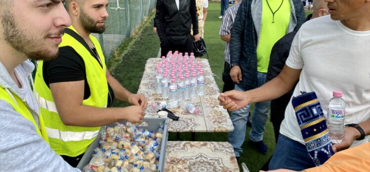 Bulgaristan'ın başkenti Sofya’da Kurban Bayramı namazı Kovid-19 nedeniyle açık havada kılındı