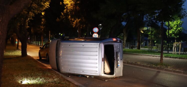 Bursa'da 2 hafif ticari aracın çarpıştığı kazada 3 kişi yaralandı