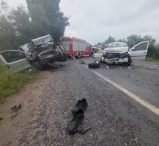 Bursa'da hafif ticari araç ile otomobil çarpıştı: 4 ölü, 5 yaralı