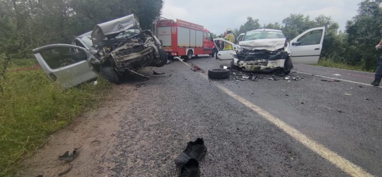 Bursa'da hafif ticari araç ile otomobil çarpıştı: 4 ölü, 5 yaralı