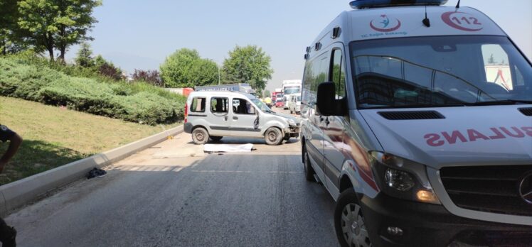 Bursa'da kamyonete çarparak devrilen hafif ticari aracın sürücüsü öldü