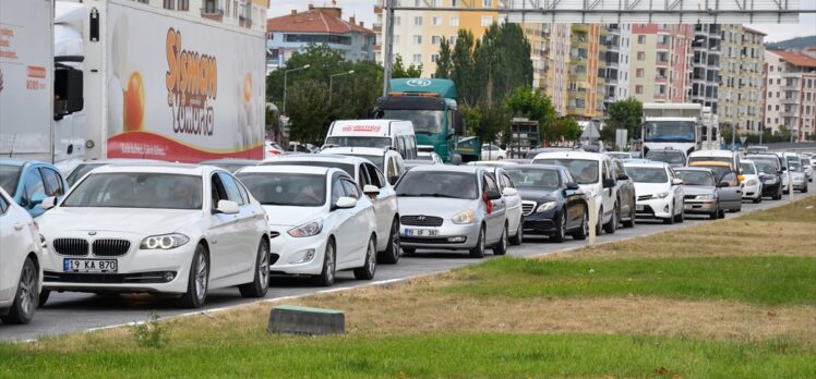 Çorum'da Kurban Bayramı tatili dönüşü dolayısıyla trafik yoğunluğu yaşanıyor