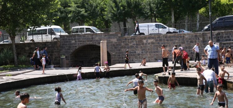 Diyarbakır'da sıcaktan bunalan çocuklar süs havuzunu doldurdu