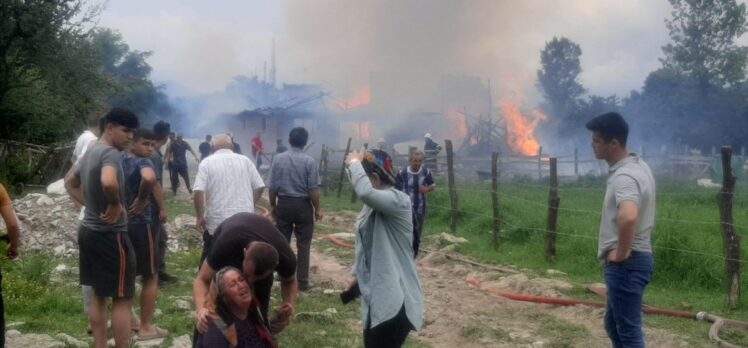 Düzce'de çıkan yangında hayvan besi çiftliği kullanılamaz hale geldi