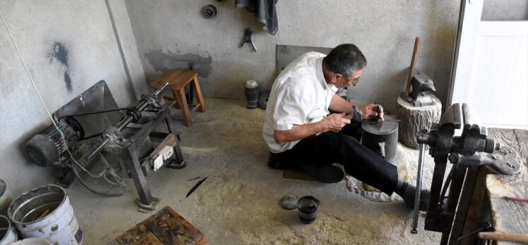 El sanatları ustası Balım, bıçakçılığı 50 yıldır 9 metrekarelik atölyesinde yaşatmaya çalışıyor