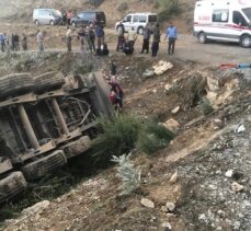 Erzincan'da şarampole devrilen tırdaki 3 kişi yaralandı, yaklaşık 150 küçükbaş hayvan telef oldu