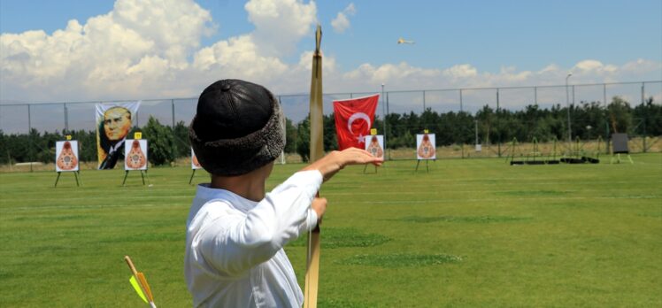 Erzurum'da geleneksel okçuluğun Açık Hava Türkiye Şampiyonası sıralama atışları yapıldı