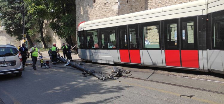 GÜNCELLEME – Fatih'te raydan çıkan tramvay elektrik direğine çarptı