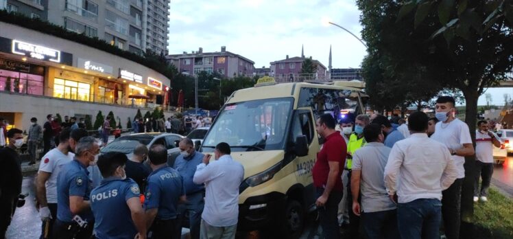 Gaziosmanpaşa'da freni boşalan kamyonet yolcu minibüsüne çarptı