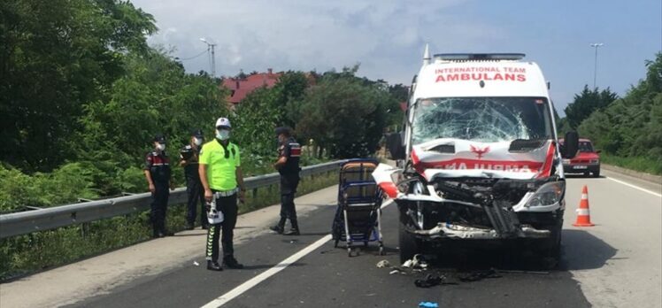 Giresun'da hasta taşıyan ambulans kamyona çarptı: 6 yaralı