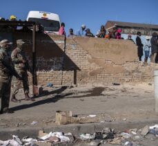 Güney Afrika'da şiddet olaylarının yaşandığı bölgelerde Kovid-19 aşılamaları durduruldu