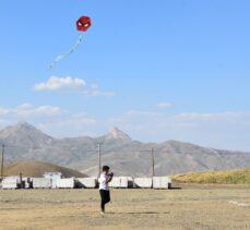 Hakkari'de çocuklar şenlikte uçurtma uçurup doyasıya eğlendi