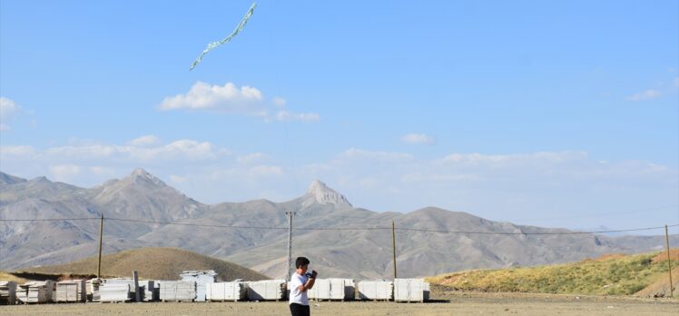 Hakkari'de çocuklar şenlikte uçurtma uçurup doyasıya eğlendi