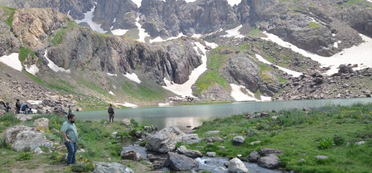 Huzurun adresi Cilo Dağları'nda erbane ve santur dinletisi