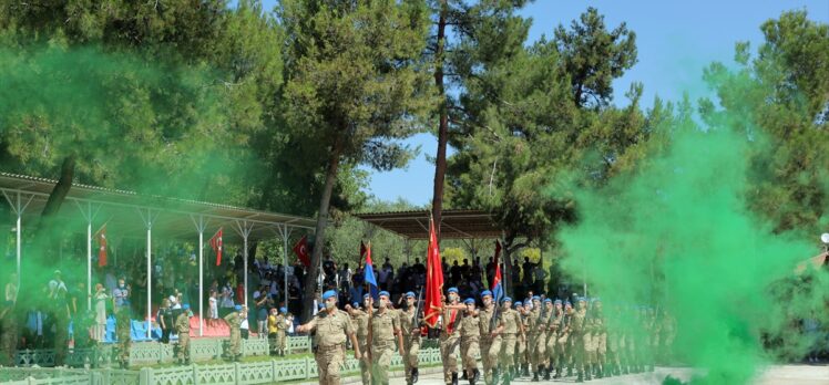 İçişleri Bakanı Soylu, Manisa'da uzman erbaş komando temel kursu mezuniyet törenine katıldı: (1)