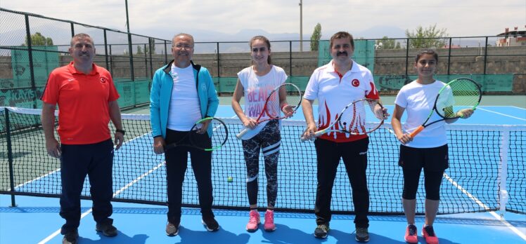 Iğdır'daki Kayısı Cup-Büyükler Yaz Kupası Tenis Turnuvası başladı