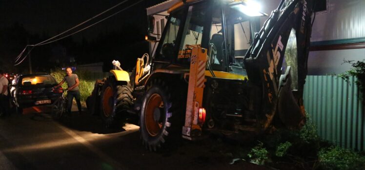 İş makinesine çarpan otomobildeki bir kişi öldü, bir kişi yaralandı