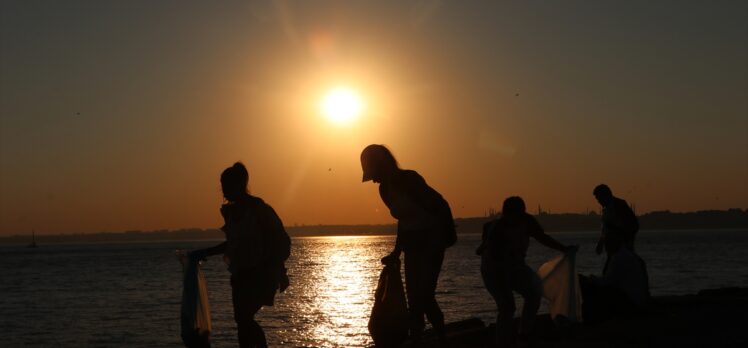 İstanbul Doğa Sporları Kulübü üyeleri, Kadıköy'de sahil temizliği yaptı