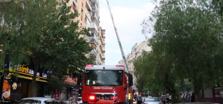 İzmir'de bir apartmanda çıkan yangın sırasında asansörde mahsur kalan kişiyi itfaiye kurtardı