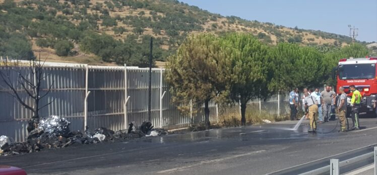 İzmir'de kağıt rulo yüklü tır seyir halindeyken yandı