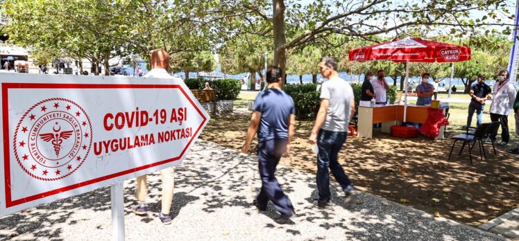 İzmir'de meydanlarda kurulan aşılama noktalarında vatandaşlar hem aşılarını oluyor hem bayramlaşıyor