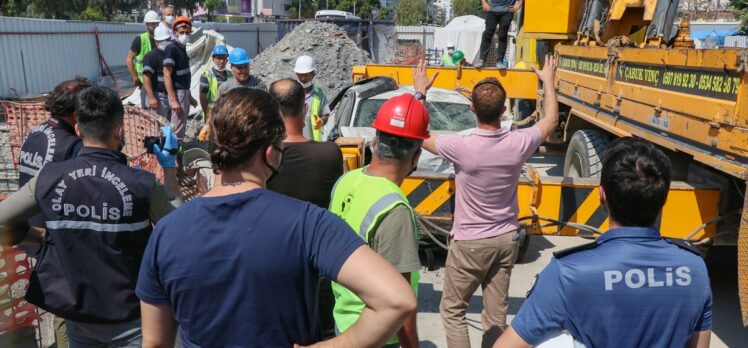 GÜNCELLEME 2 – İzmir'de otomobil metro inşaatındaki 25 metrelik boşluğa düştü: 1 ölü, 1 yaralı