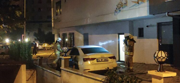 Kadıköy'de park halindeki 2 otomobil yandı