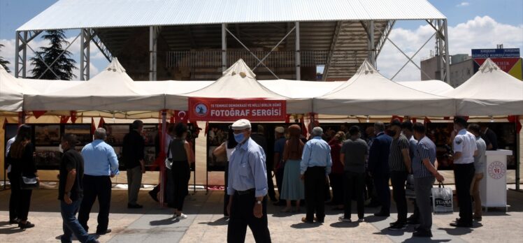 Kırşehir kent meydanında AA fotoğraflarının yer aldığı “15 Temmuz” sergisi açıldı