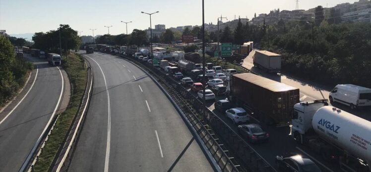 Kocaeli'de 3 tırın karıştığı zincirleme kaza otoyolda trafiği aksattı